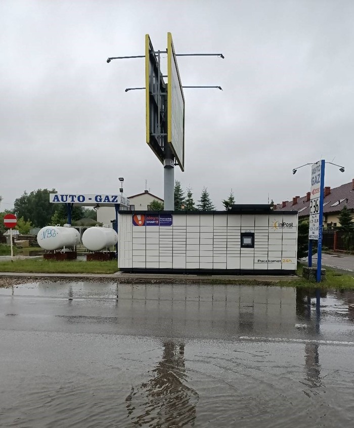 Paczkomat WAW445M przed dawną stacją Auto Gaz