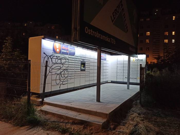 Paczkomat WAW447M przy ulicy na posesji prywatnej