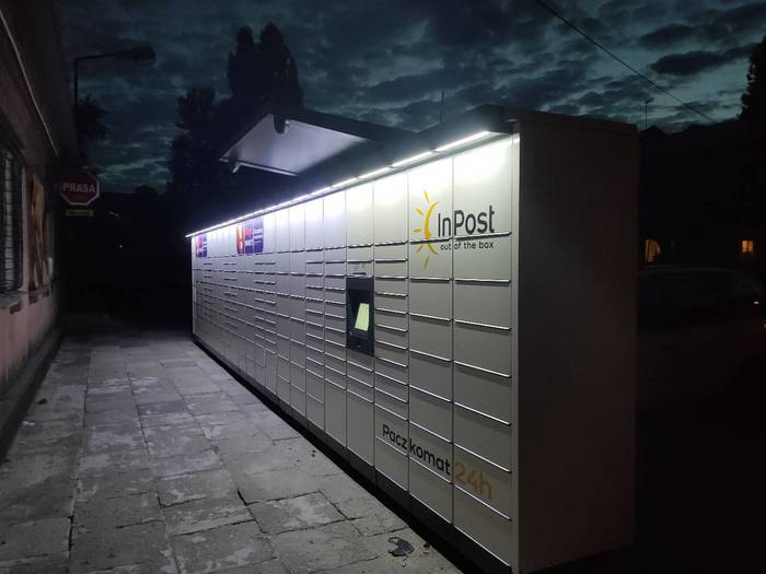 Paczkomat WAW448M na parkingu przed sklepem Spożywczak