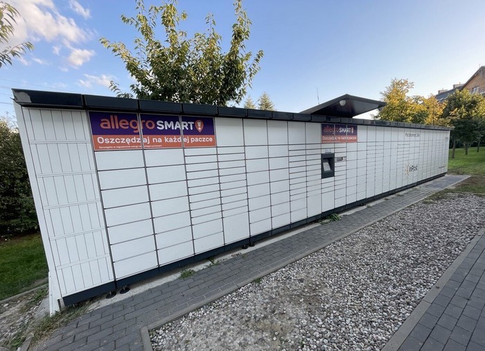 Parcel Locker WAW45M Za sklepem Lidl od strony parkingu