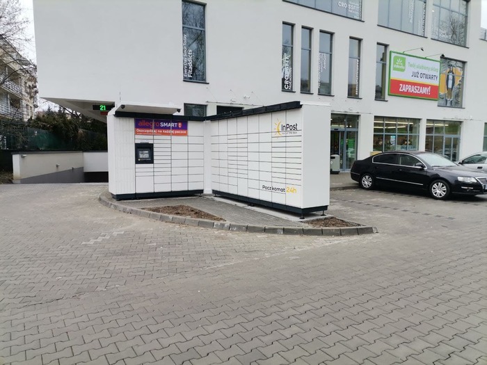 Parcel Locker WAW464M Przy wjeździe na parking podziemny