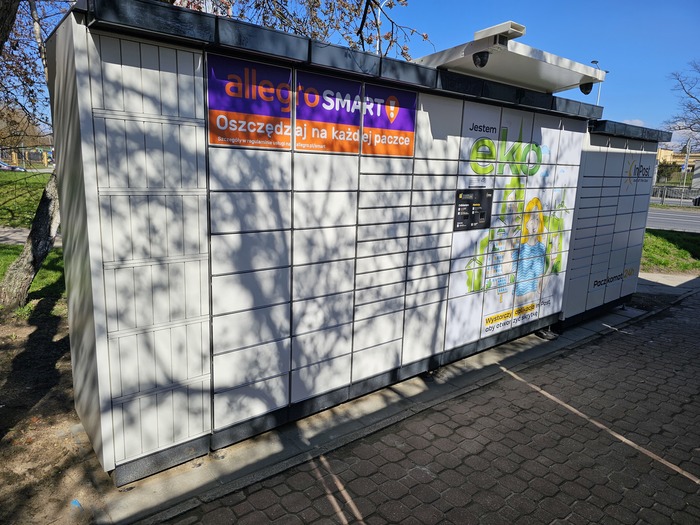 Paczkomat WAW46APP Przy chodniku na skrzyżowaniu Czerniakowskiej i Szwoleżerów