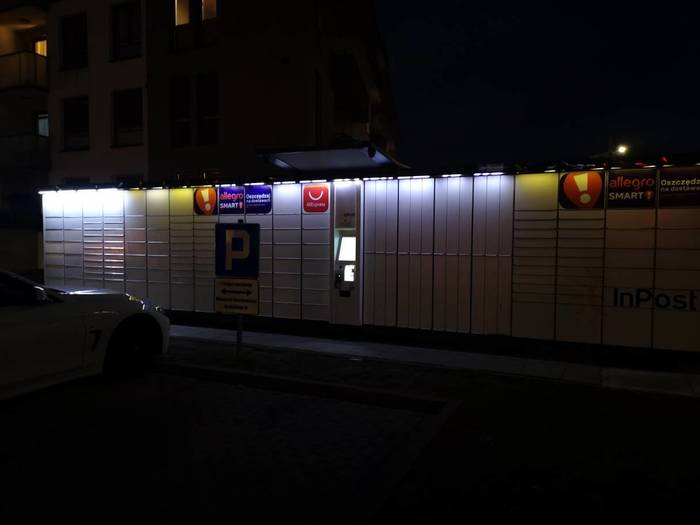 Parcel Locker WAW47AP Na osiedlu mieszkaniowym
