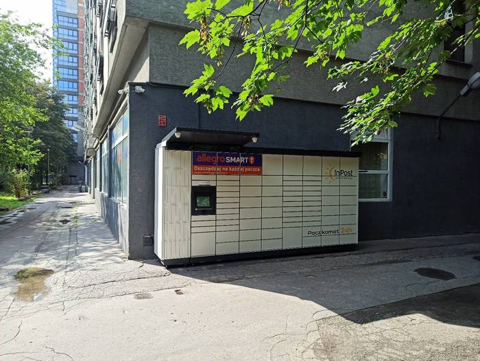 Parcel Locker WAW481M Na tyłach budynku, od strony parku