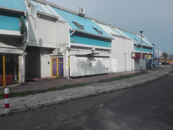 Paczkomat WAW48N Przy budynku handlowym