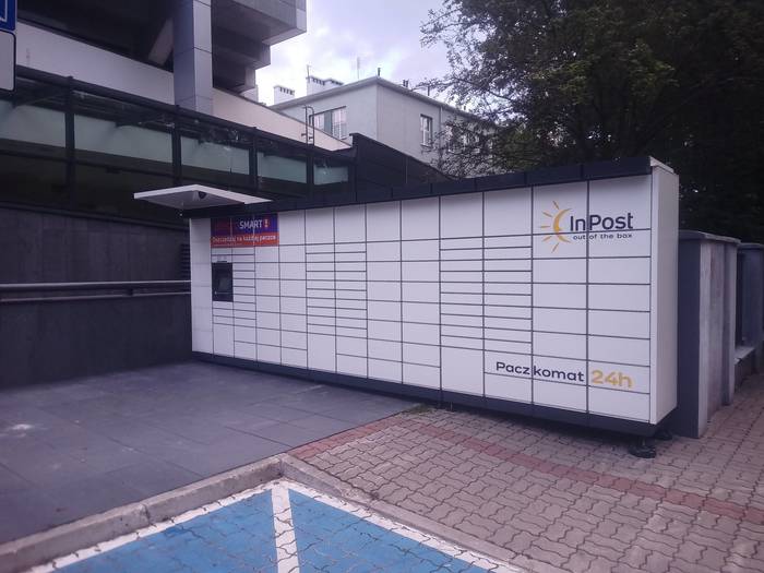 Paczkomat WAW491M przy parkingu od ulicy Korczaka