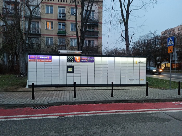 Paczkomat WAW503M Na rogu ulic Staffa/Perzyńskiego