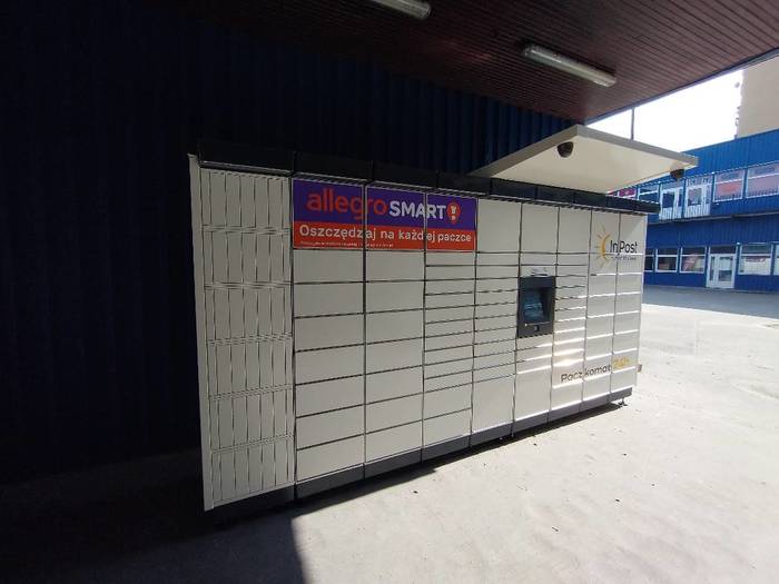 Parcel Locker WAW504M W przejściu przy siłowni Impuls