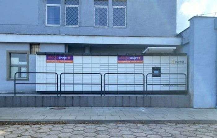 Paczkomat WAW511M Przy budynku biurowym