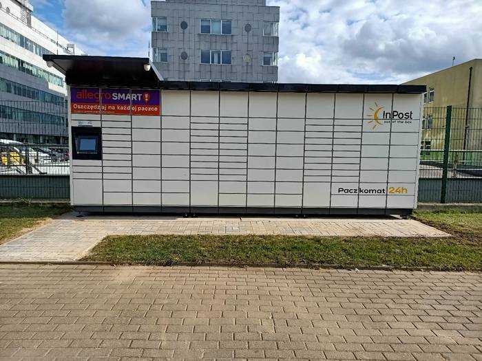 Parcel Locker WAW521M W linii ogrodzenia przed biurowcem od ulicy Przerwanej