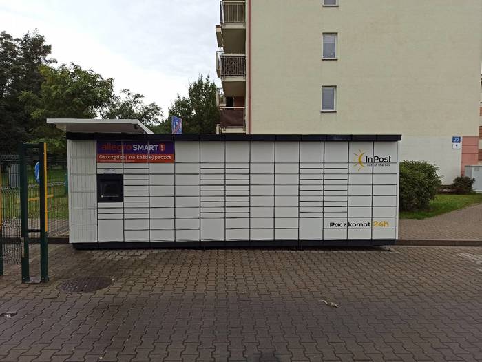 Paczkomat WAW523M Na parkingu w okolicy obiektów mieszkaniowych