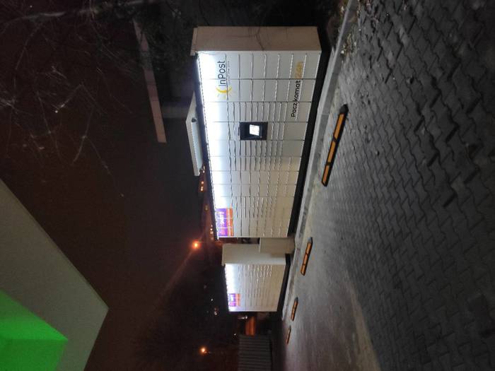 Paczkomat WAW528M Przy wjeździe na parking podziemny