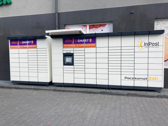 Paczkomat WAW529M przy sklepie od parkingu