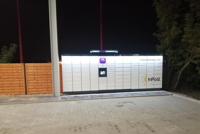 Paczkomat WAW52M Na parkingu Lidla po prawej stronie budynku.