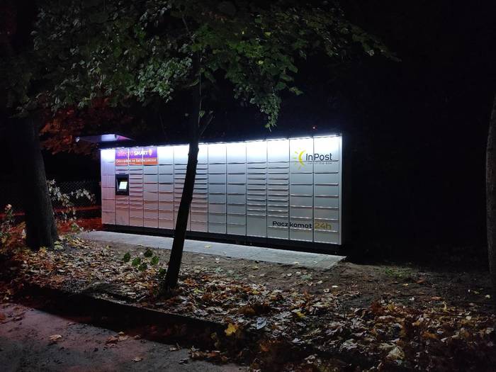Paczkomat WAW535M Przy bramie, od strony ulicy Gąsiorowskiej