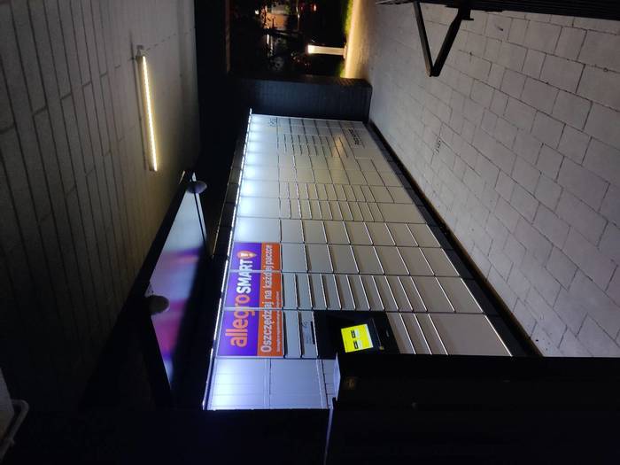 Parcel Locker WAW536M W korytarzu, przed bramką do budynku numer 9
