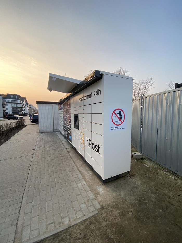 Paczkomat WAW53M Parking za budynkiem ul. Sarmacka 4