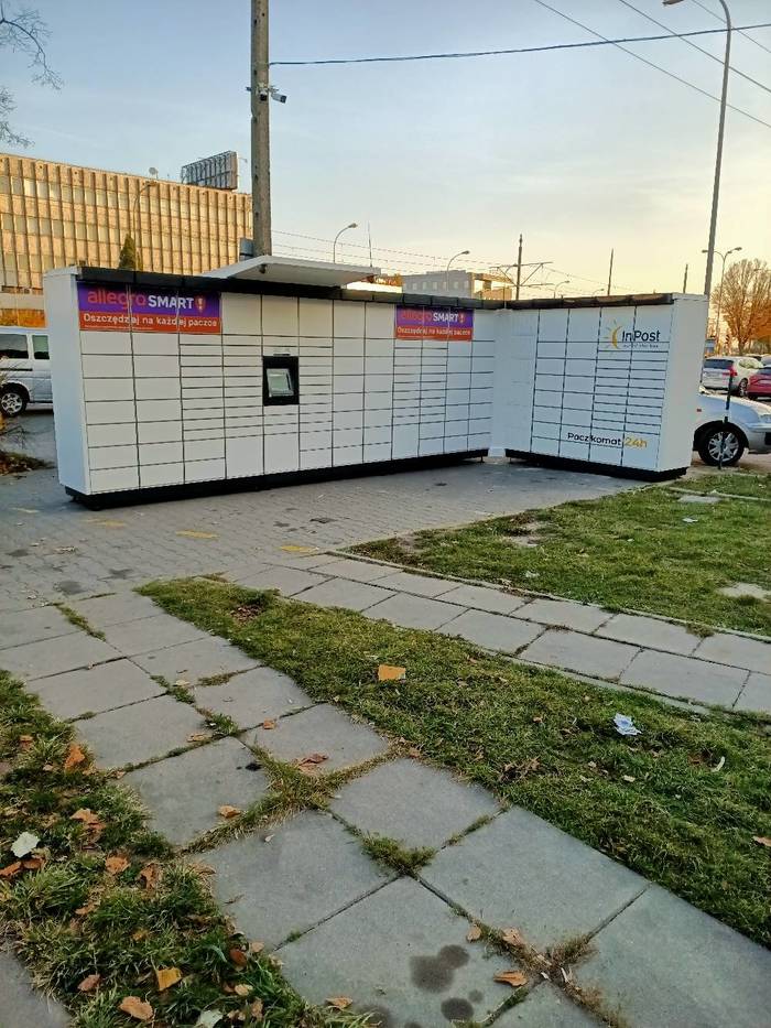 Parcel Locker WAW544M przy miejscach parkingowych obiektu