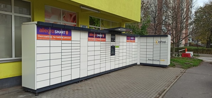 Parcel Locker WAW549M Po prawej stronie od wejścia