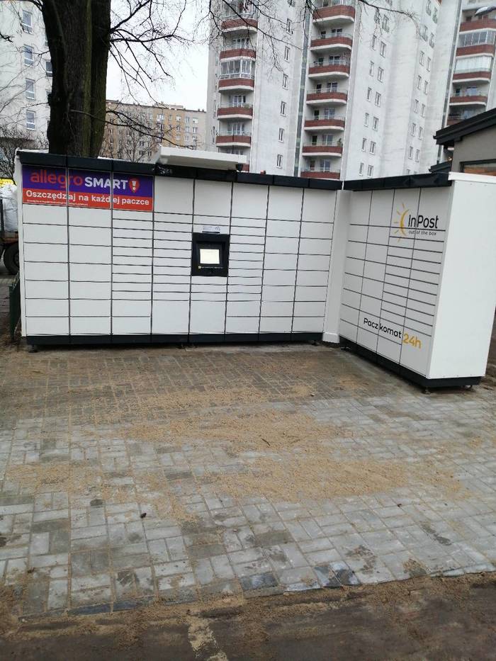 Paczkomat WAW555M przy budynku mieszkaniowym