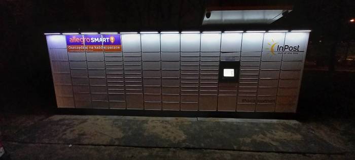 Paczkomat WAW557M przy budynku mieszkaniowym