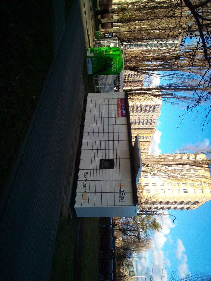 Paczkomat WAW558M przy budynku mieszkaniowym
