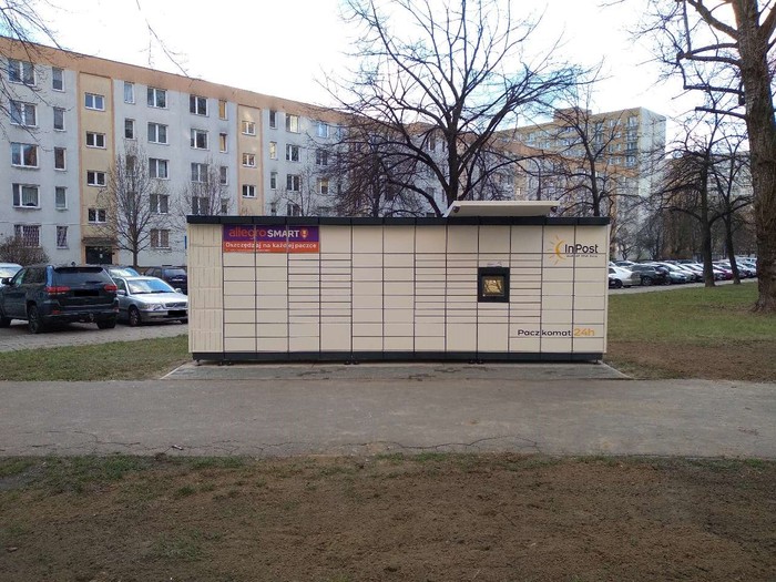 Поштомат WAW559M przy budynku mieszkaniowym