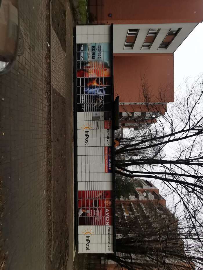 Paczkomat WAW55N Przy wejściu na osiedle