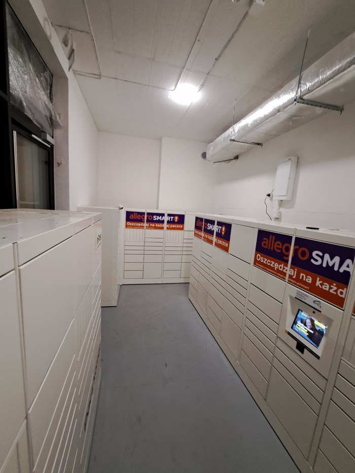 Paczkomat WAW57H lokal koło żabki