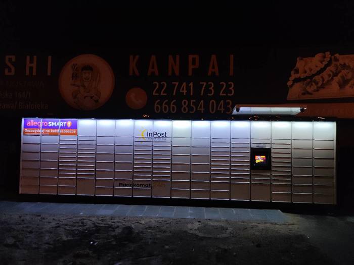 Paczkomat WAW586M Na terenie centrum handlowo-usługowego