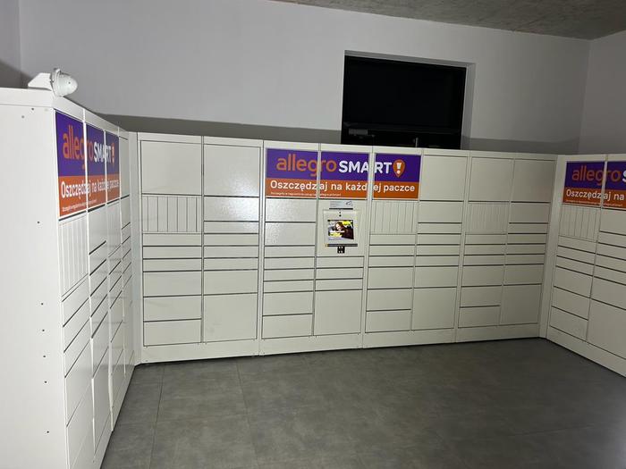 Parcel Locker WAW58H W pasażu lokali usługowych