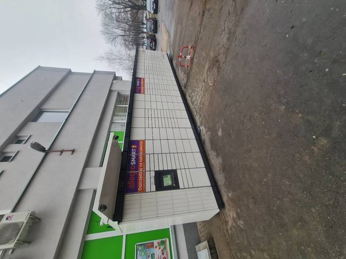 Paczkomat WAW595M Między budynkiem Czerniakowska 58 a Czerniakowska 56