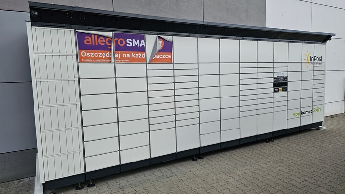 Paczkomat WAW59BAPP Na lewej ścianie budynku (patrząc od strony parkingu)