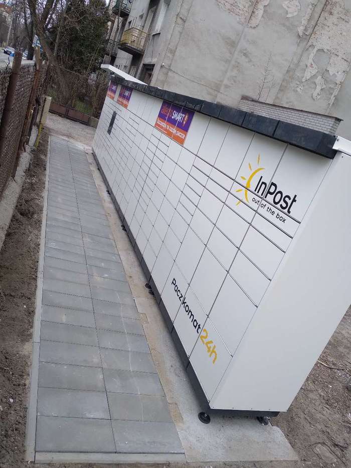 Paczkomat WAW605M Parking nieruchomosci od ul.Techników