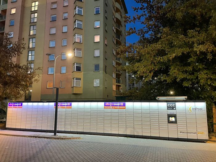Paczkomat WAW608M Przy budynku mieszkalnym