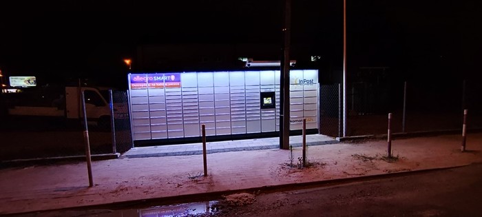 Paczkomat WAW618M Obok wypożyczalni samochodów