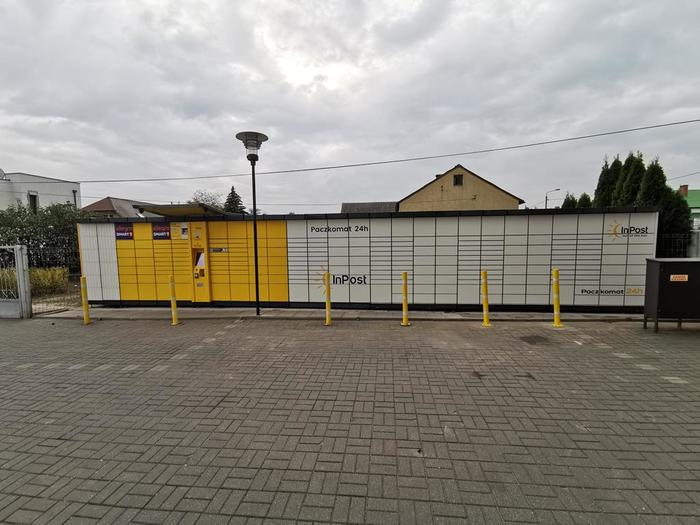 Paczkomat WAW61A Przy parkingu przed oknami Agencji Pocztowej