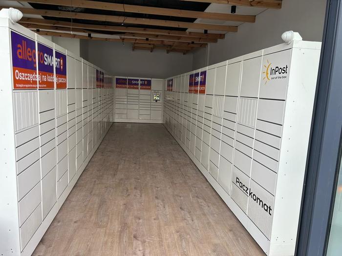 Paczkomat WAW62H Przy salonie meblowym SolidneDrzwiOkna
