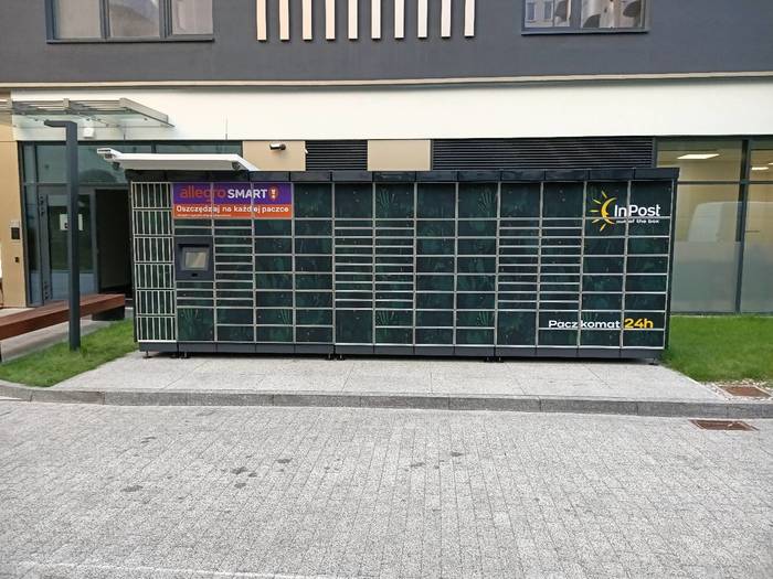 Paczkomat WAW644M przy drodze na parking podziemny na tyłach bud. D