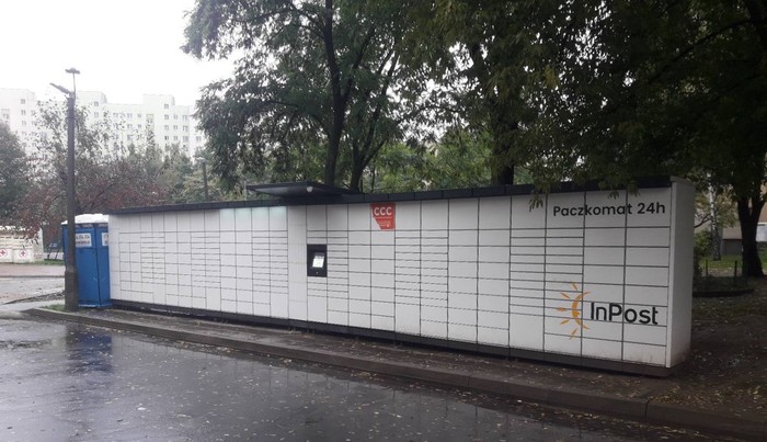 Paczkomat WAW66M Przy administracji osiedla Bemowo IV, obok parkingu