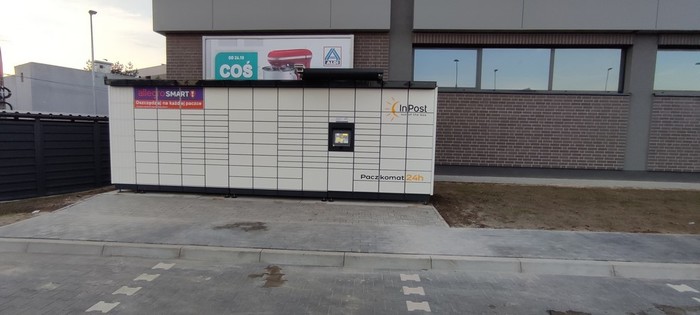 Paczkomat WAW674M parking przed sklepem