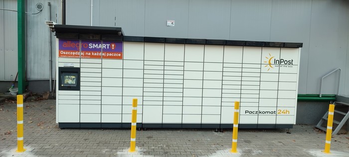 Paczkomat WAW677M Na parkingu sklepu spożywczego Społem, wjazd od strony ulicy Antoniego Fontany