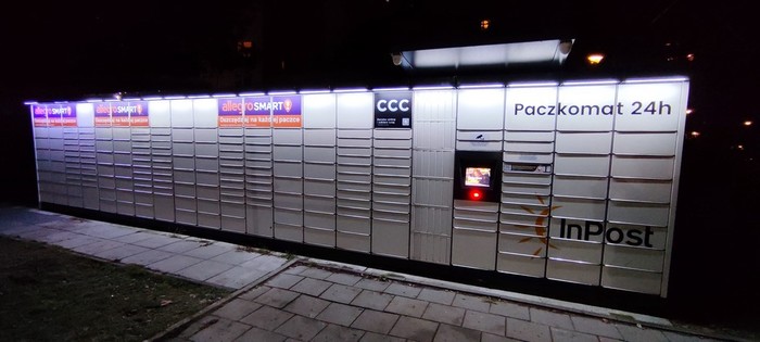 Paczkomat WAW67M Między budynkami Fr. Kawy 30, a Fr. Kawy 18