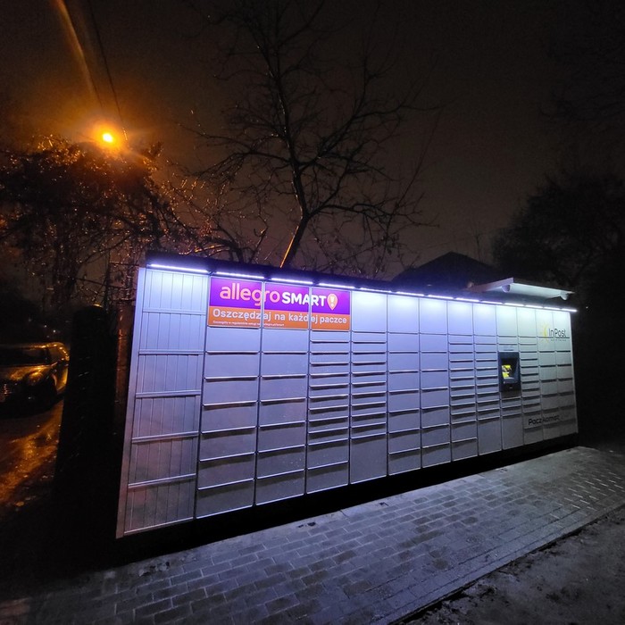 Parcel Locker WAW688M działka prywatna niezabudowana , paczkomat przy ulicy