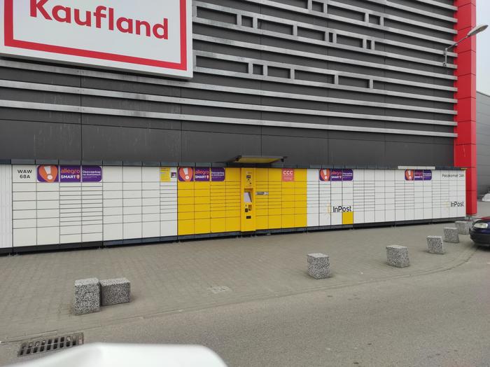 Paczkomat WAW68A na frontowej ścianie pomiędzy wejściami do Centrum Handlowego