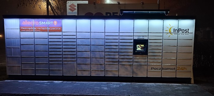 Paczkomat WAW703M Przy wjeździe na posesję