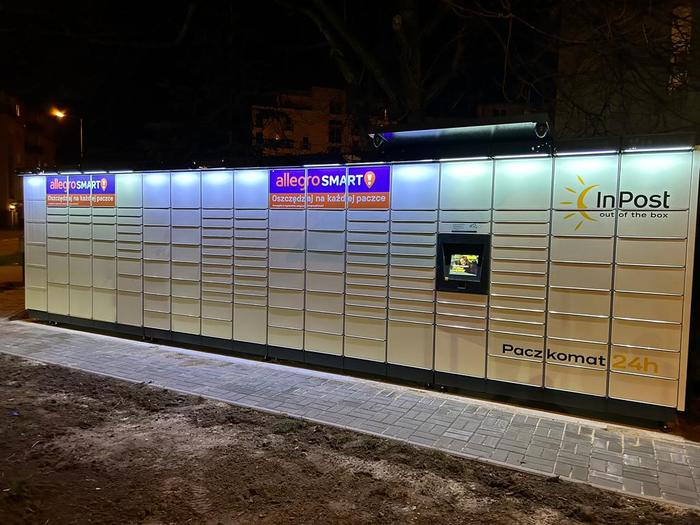 Paczkomat WAW711M Po prawej stronie wiaty śmietnikowej