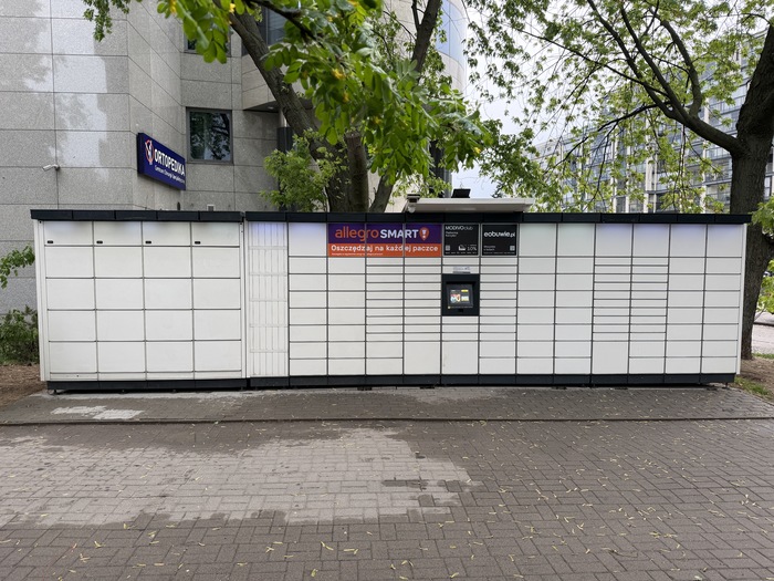 Parcel Locker WAW726M Przy budynku mieszkalnym, od strony biurowca Metron