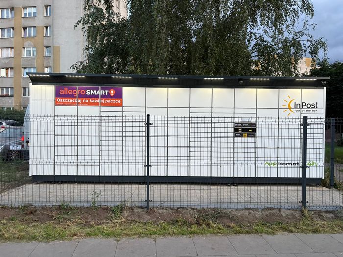 Parcel Locker WAW72BAPP Przy wejściu na osiedle od strony ulicy Michała Ossowskiego