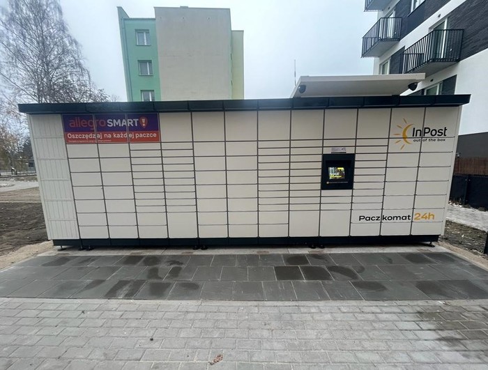 Parcel Locker WAW745M Przed budynkiem KOR 39 CA